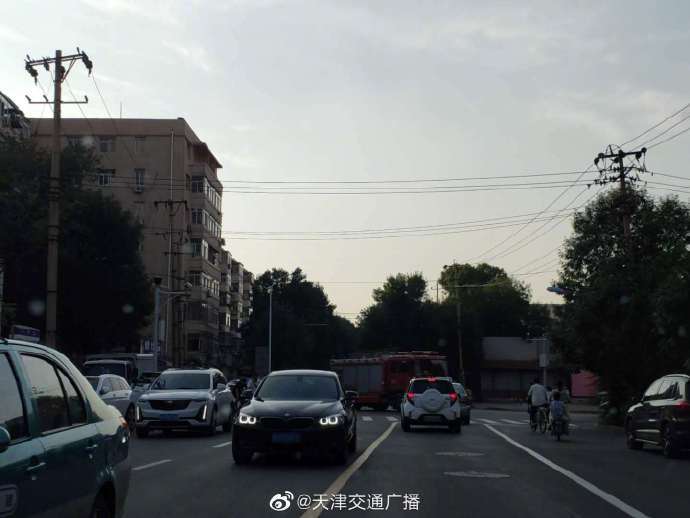 车辆|天津 一面包车起火，车损严重