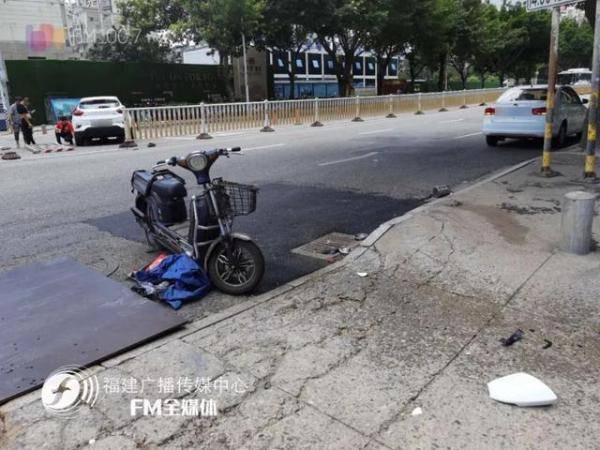 突发|突发！福州一小车撞倒电动车后冲破护栏，骑手受伤