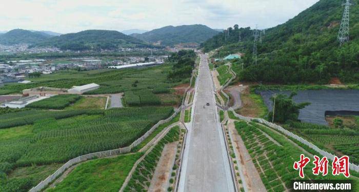 中国|中老铁路国内段打造路景融合“绿色长廊”