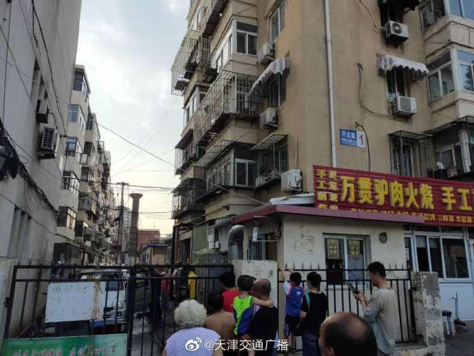 车辆|天津 一面包车起火，车损严重