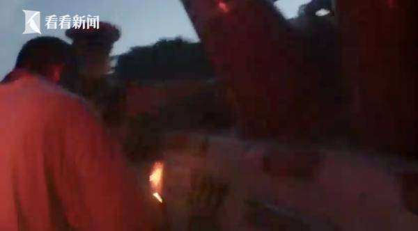高速公路|女子计划徒步上千公里 却将婴儿车推上高速...
