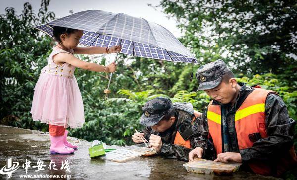 抗洪|“小可爱”为“大可爱”撑伞是节日最好的礼物