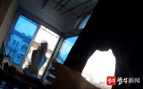 刘秀行|感情受挫女孩坐上五楼窗台 民警悄悄靠近一个箭步冲了上去……