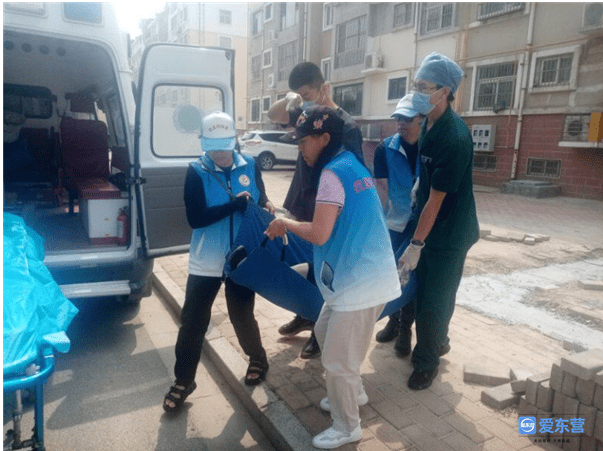 楼道|【情暖东营】老人楼道晕倒 众人接力救助