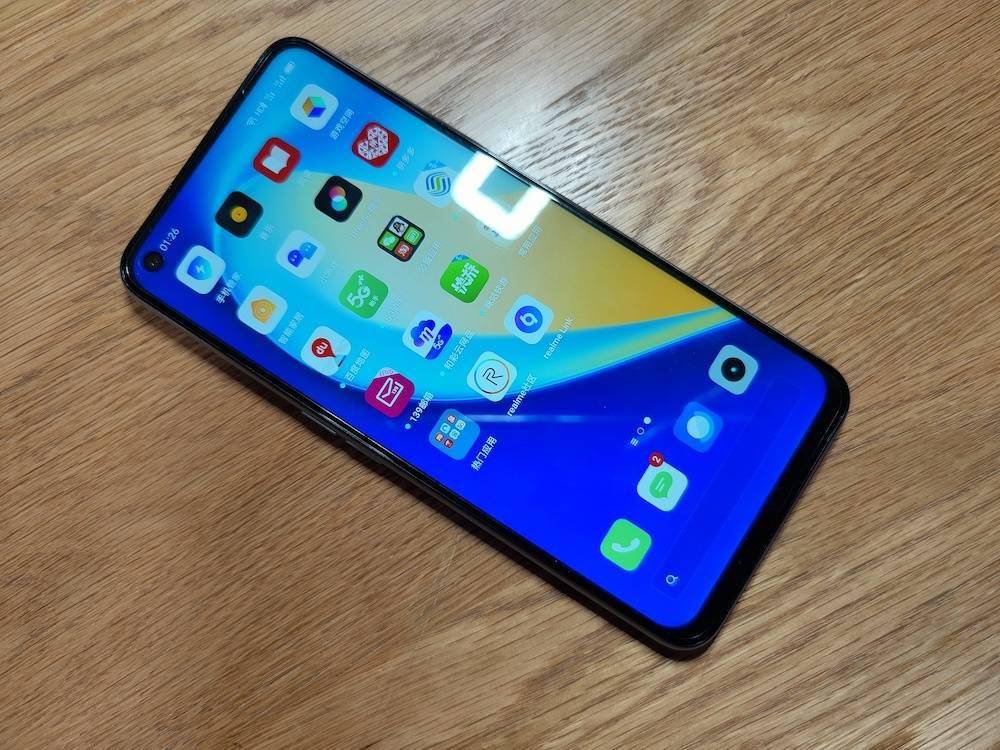 realme 真我 v5,年轻时尚的 5g 潮玩前后五摄新机