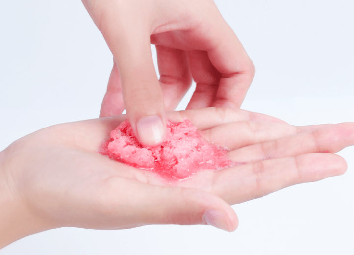 不知道|用1颗糖洗澡是什么体验？不洗都不知道身上这么脏，竟然还能扣出油脂粒！