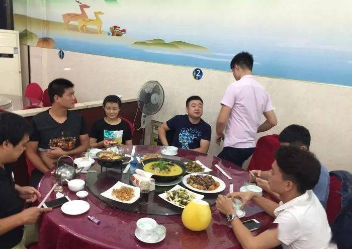 别人请客吃饭时,需要注意什么?这三点必须记住!