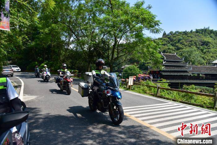 防火|广西侗族“90后”机车爱好者成保侗寨平安“蓝骑士”