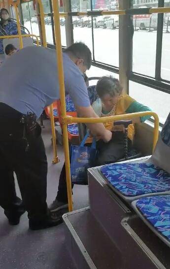结局|神志不清老人不扫码强行上公交 司机报警，结局暖心
