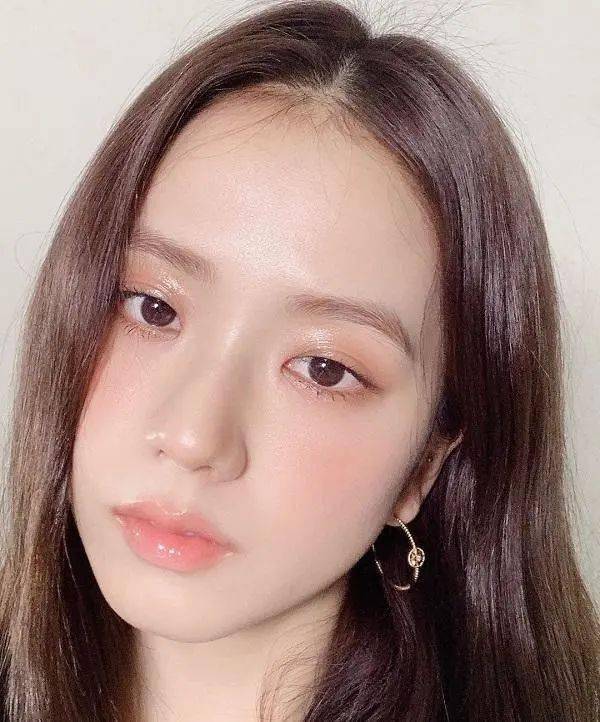 眼影|新趋势的“好感妆”怎么画？Jennie：我来教你！