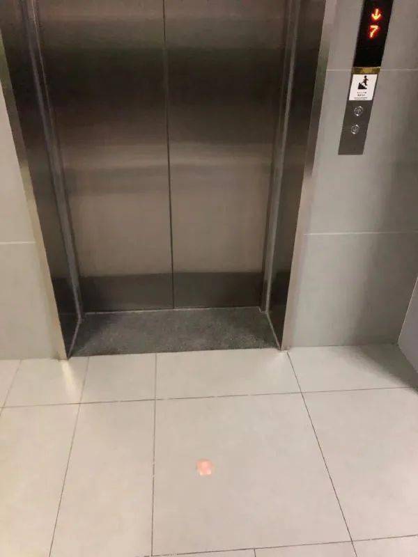 在电梯门口胸贴不小心掉了出来场面十分尴尬啊