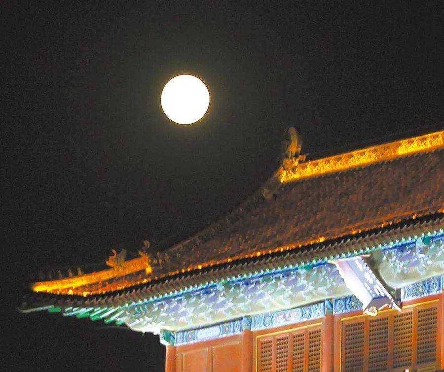 当天是农历六月十四,一轮圆月高挂省城上空,出现罕见的"十五的月亮
