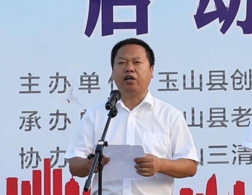 政协副主席李媛媛,县老年体协主席盛长青等出席健步行活动的启动仪式