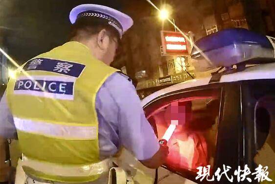 男子喝掺酒可乐后开车上路，交警：酒驾！