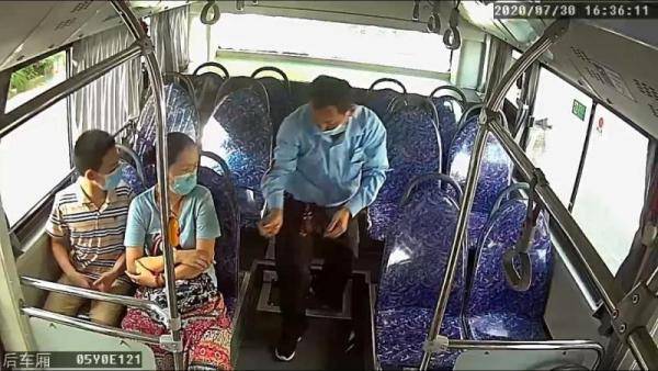 公交车上掉了金手镯!司机3次地毯式查找终寻回