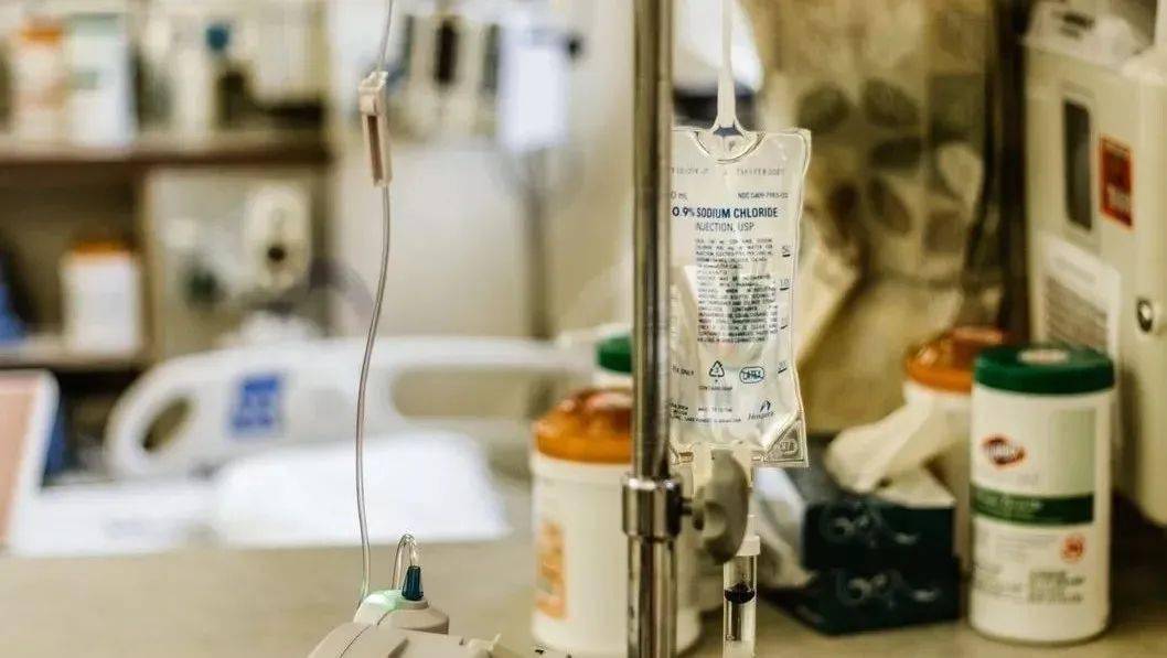 保险|“我好痛,爸爸妈妈救救我”,3岁男孩没钱治病被带回家,劝你别乱买保险！