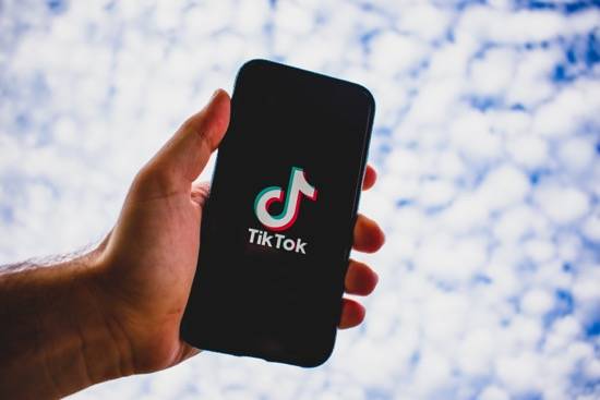 TiKTok|TiKTok深陷困境，它的竞争对手们正砸钱挖人
