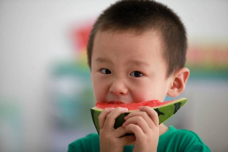 小朋友|立秋将至，吃瓜小朋友清凉上线，卖萌“啃秋”