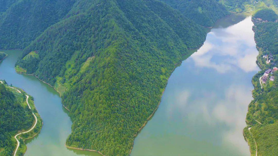 级支流鸭塘河支流里禾河上的中型水库,位于贵州省凯里市舟溪镇里禾村