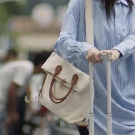 包包|谁说背帆布包的王漫妮，只配给太太圈端茶送水？