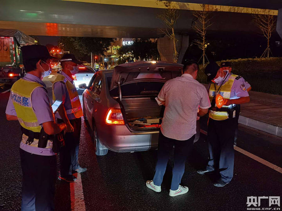 毒品|武汉警方密织夏季街面巡控网 一个月查案740起1249人