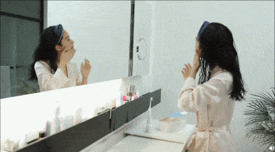 灵光|杨采钰放弃土味脱胎换骨,复古穿搭性感俏皮,迪士尼在逃公主吧?