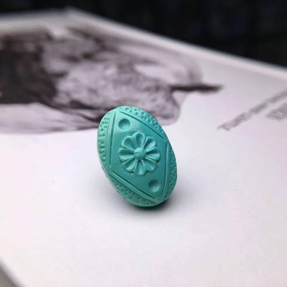 象征|如何戴出手串逼格？这个配饰要选好！