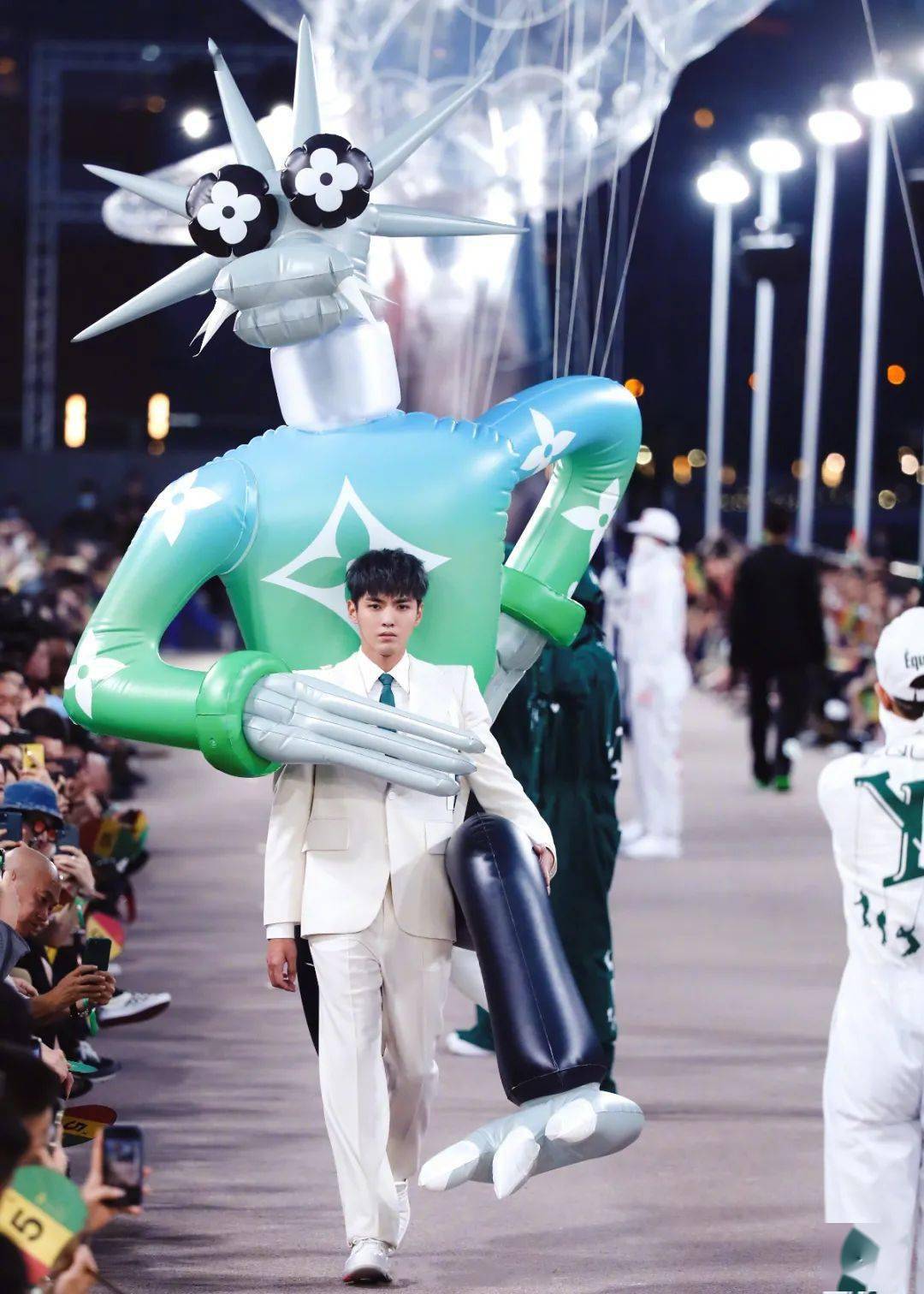 Louis|被Louis Vuitton秀上的吴亦凡感动了,周冬雨改行当店员了?【每周时报】