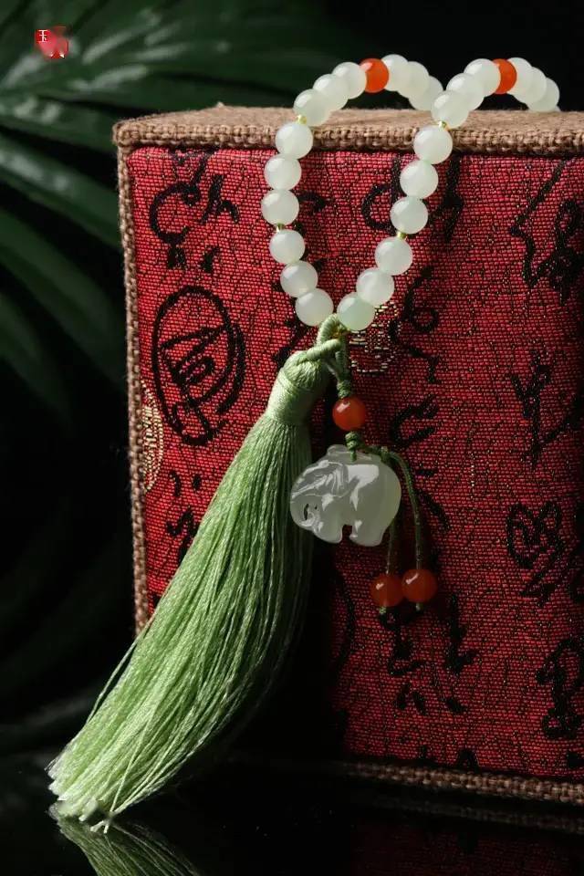 象征|如何戴出手串逼格？这个配饰要选好！