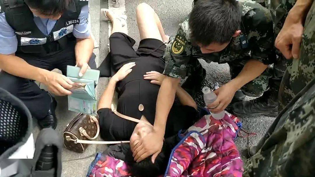 女子中暑晕倒武警官兵及时施救