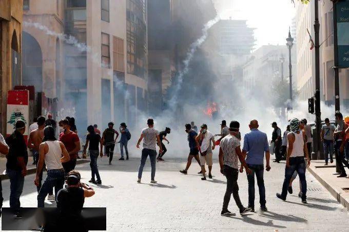 示威|“惊天大逃亡董事长”豪宅被炸毁！