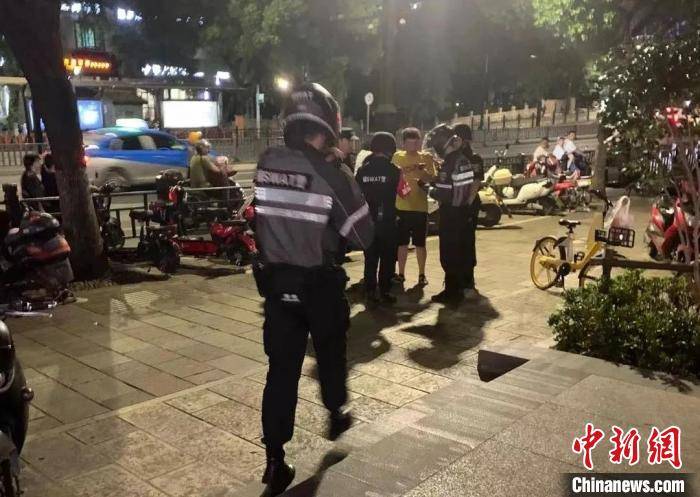 联动|浙江女警逛街认出逃犯 一路尾随联动巡特警5分钟抓获