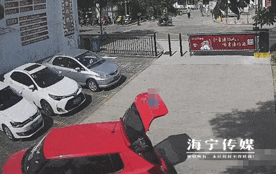 车子|匪夷所思！女子前一秒还在倒车，下一秒自己被卷进车底…