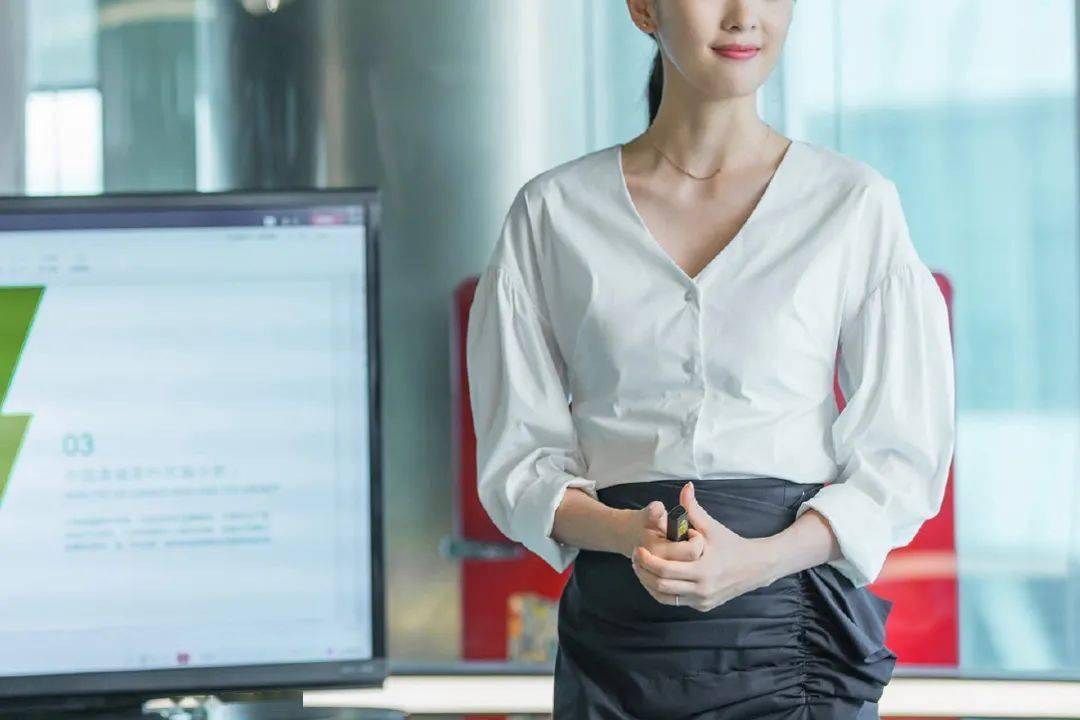 真丝|《三十而已》的顾佳，穿搭绝了！