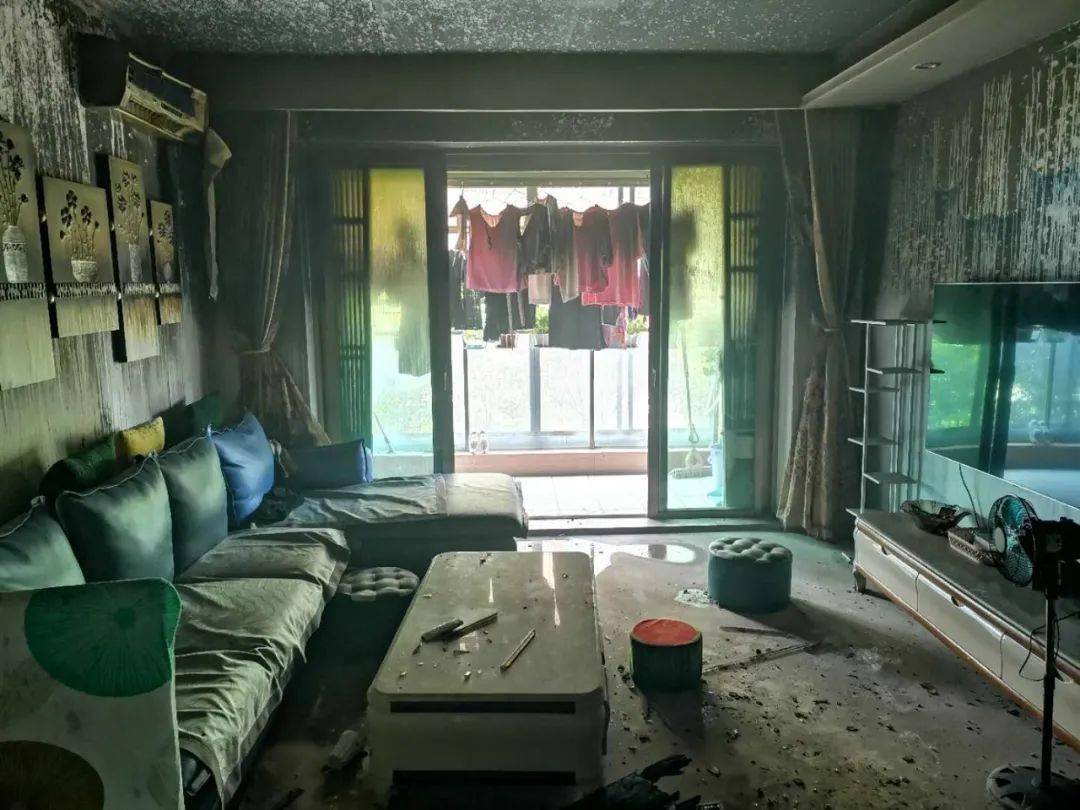 火灾|太冲动！夫妻吵架丈夫点燃衣柜纵火，20多名住户被连夜疏散