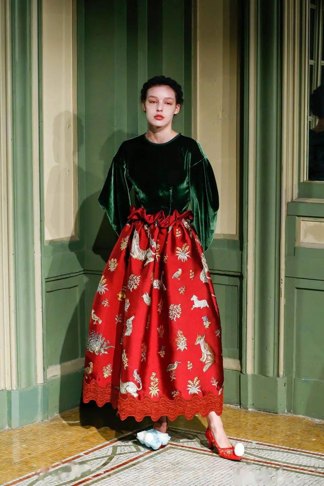 废物|鞋子变花篮，煎蛋做胸衣，他们把“废物”利用玩出了新花样，老改造届设计师了！