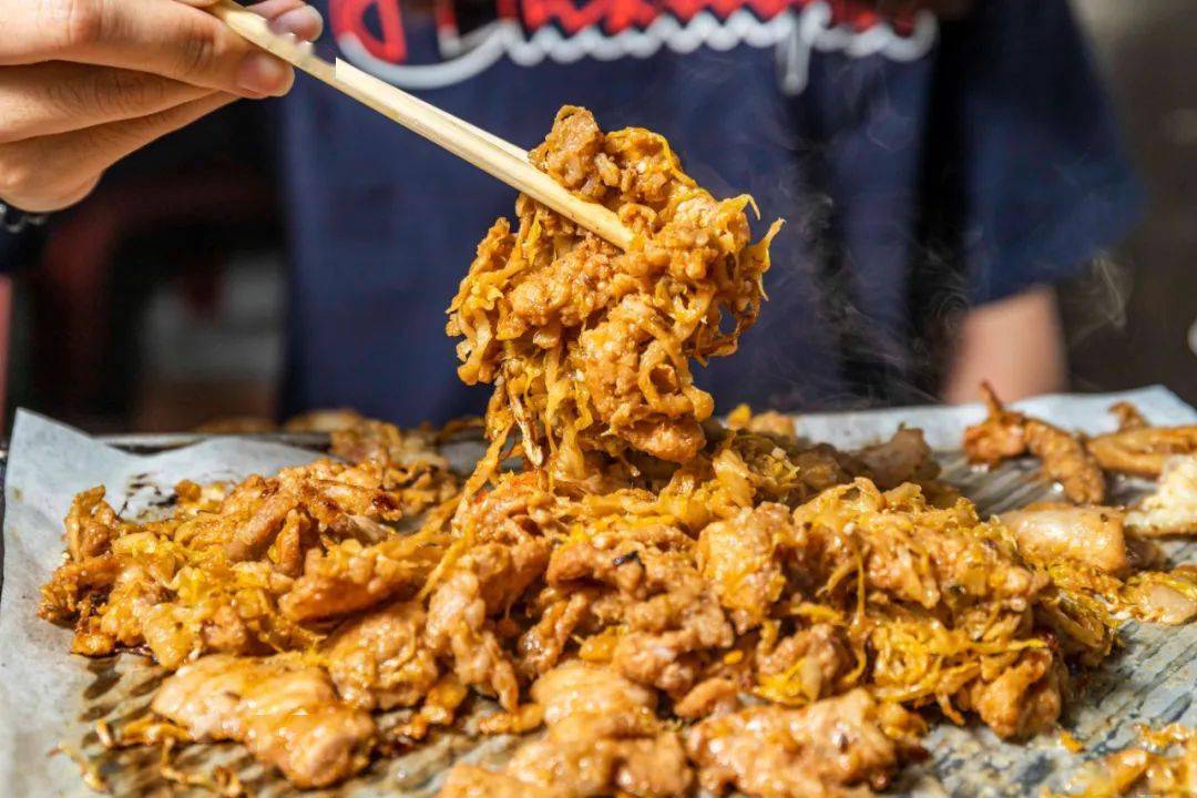 五花肉|这家烤肉店，凭着一口烤酸菜五花肉，圈了无数粉！藏在城院附近