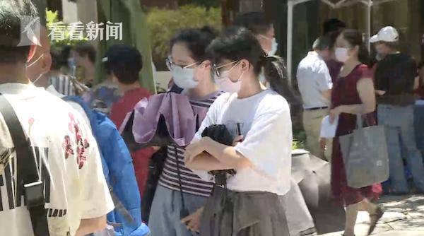 小伙|金句不断！95后主动出击相亲角:阿姨你看我行吗?