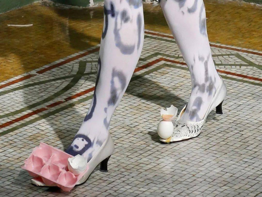 废物|鞋子变花篮，煎蛋做胸衣，他们把“废物”利用玩出了新花样，老改造届设计师了！