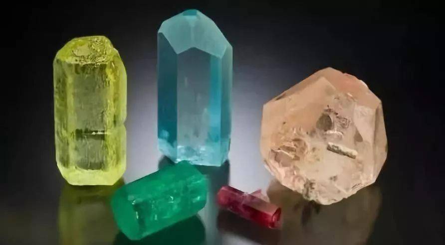 蓝宝石|海蓝宝石虽然美，但不值钱？其实人家一年身价翻N倍！真是比窦娥还怨.....