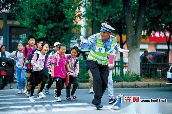 毕业|啥情况？小学毕业照，C位是交警？！