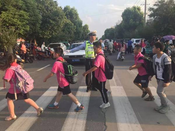 侍东亮|12个班毕业照的“C位”全是他！网友知道身份后怒赞：他值得！