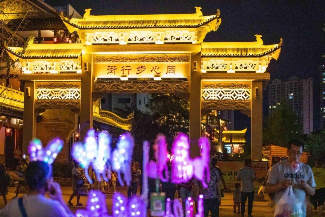 一夜之间,一条风情街燃亮毕节夜市