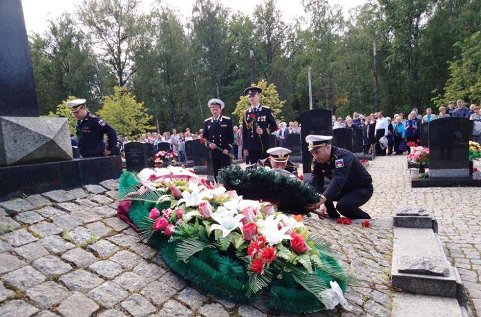 俄罗斯|俄举行“库尔斯克”号核潜艇沉没20周年纪念活动