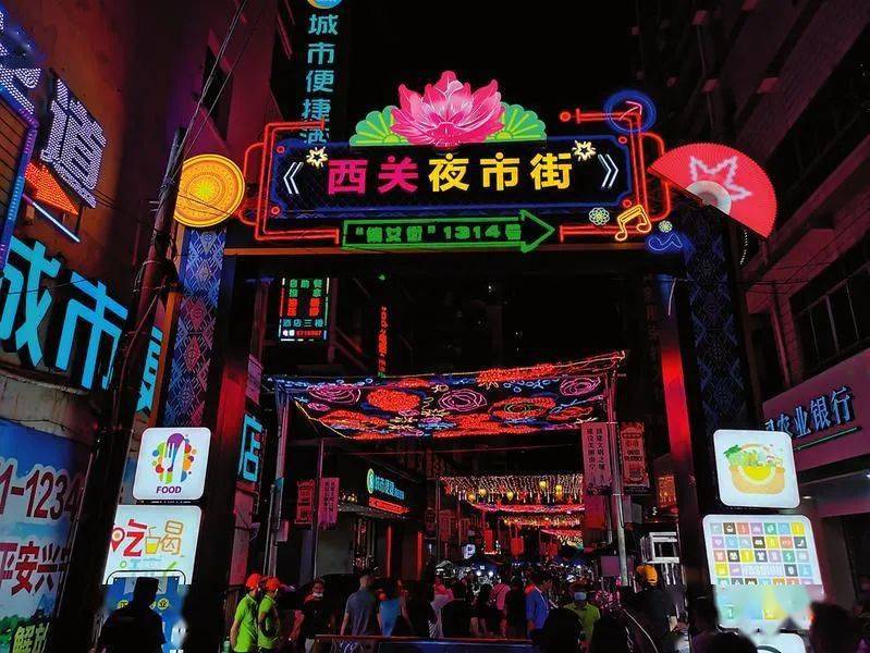 南宁又一条特色文化网红街开市 市民逛夜市再添好去处