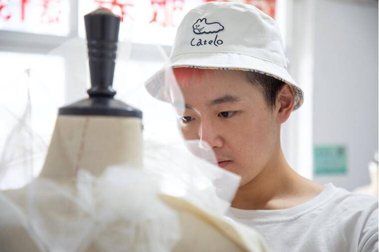 陈际州|淘宝上这名大学生火了：从世界名校退学回国，他把汉服卖到了海外