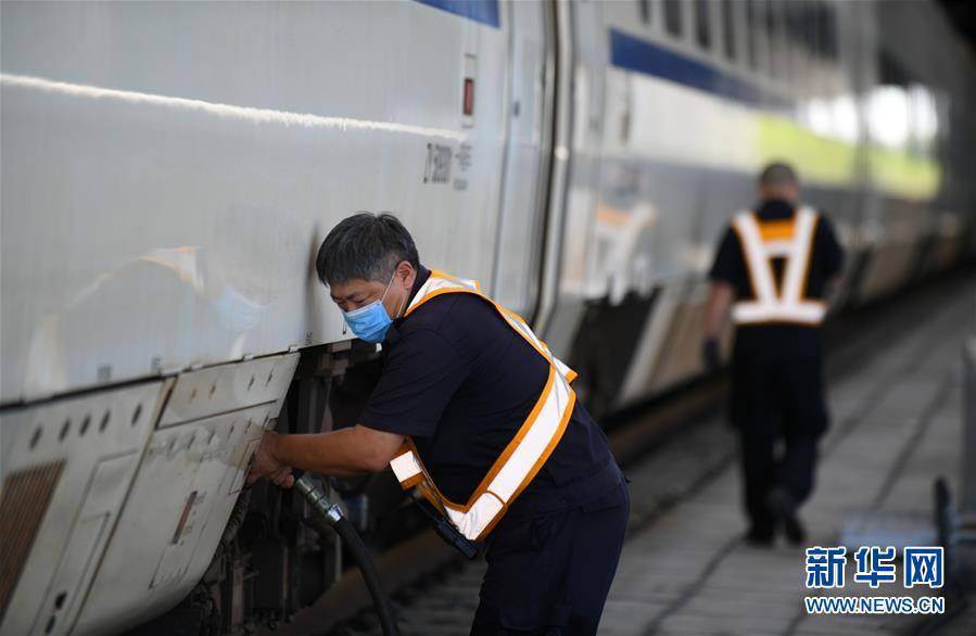 列车|长春：铁路工人战高温