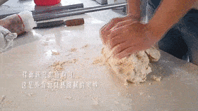 这可是力气活面粉 鸡蛋揉成团成了外海面的