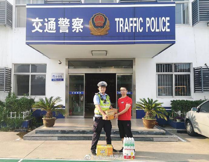 赣榆|烈日下“鱼水情”，赣榆教师为一线交警送水致敬