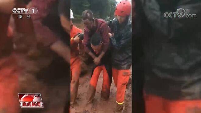 泥水|泥水中的2小时接力救援 消防员背出受困老人后累瘫在地